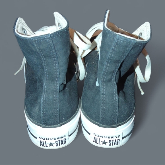 Converse Chuck Taylor All Star high-top sneaker. Size 7 - Picture 2 of 5